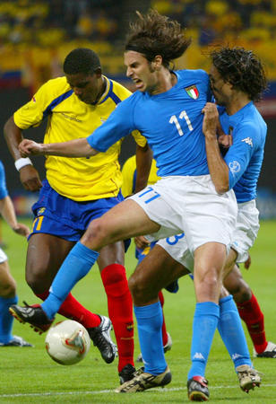 Italy's Cristiano Doni (C) and team captain Paolo Maldini (R) battle with Ecuador's Agustin Delgado during their group G match at the World Cup Finals in Sapporo June 3, 2002.
