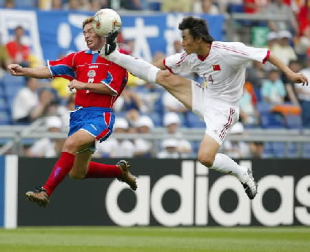 China's Weifeng Li (R) and Costa Rica's Rolando Fonseca fight for the ball in Kwangju