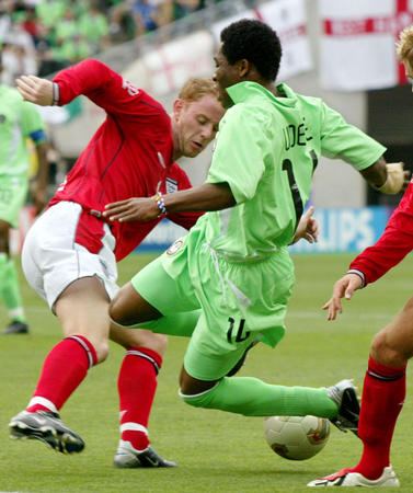 England's Nicky Butt (L) fights for the ball with Nigeria's Efetobore Sodje during their World Cup Finals group F match in Osaka June 12, 2002