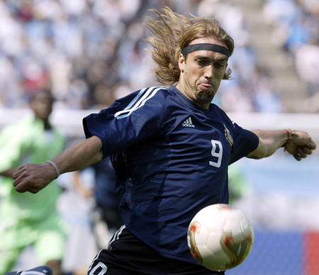 Argentina's Gabriel Batistuta attacks during the Group F match with Nigeria at the World Cup Finals in Ibaraki, June 2, 2002. 