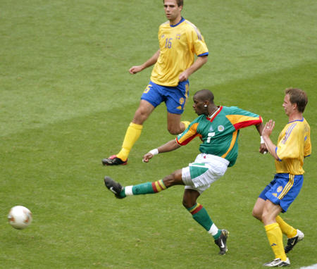 Senegal's Henri Camara (2nd R) scores the winning goal as Sweden's Teddy Lucic (L) and Tobias Linderoth look on during their second round match at the World Cup Finals in Oita June 16, 2002. Senegal won the match 2-1.