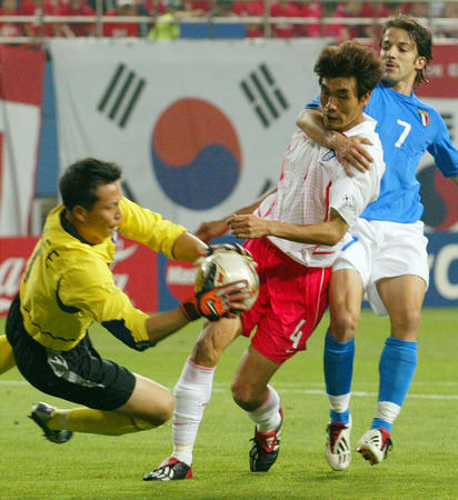 South Korea goalkeeper Lee Woon-jae (L) makes a save as team mate Choi Jin-cheul (C) is held back by Italy's Alessandro del Piero during a second round World Cup Finals match in Taejon June 18, 2002.