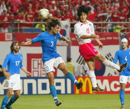 South Korea's Ahn Jung-hwan (2nd R) heads the golden goal which gave his side a 2-1 win over Italy in the second round of the World Cup.