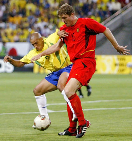 Belgium's Gert Verheyen (R) controls the ball ahead of Brazil's Roberto Carlos (L) during their second round match at the World Cup Finals in Kobe June 17, 2002.