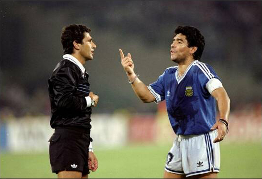 The Mexican referee Codesal Mendez and Diego Maradona arguing. There were lots of conversations between Maradona and referees during Italia 90.